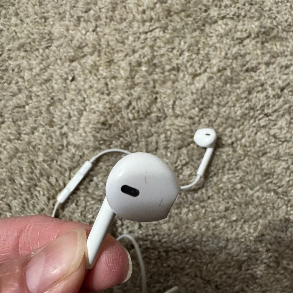 Apple EarPods with Lightning Connector in white